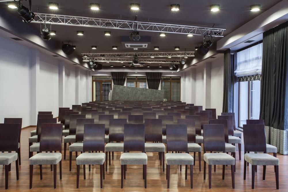 Woodland hotel - Conference hall with neatly arranged seats