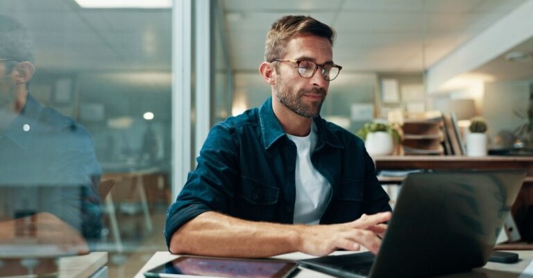 This comprehensive guide focuses on crafting a strong LinkedIn bio: a template to guide you through the process of building a magnetic, authentic, and highly searchable online presence.